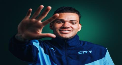 إيدرسون يوقع عقدا جديدا مع سيتي حتى 2026